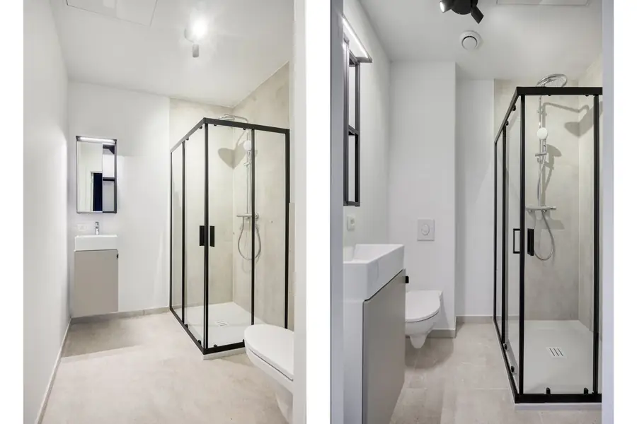 Badkamer met inloopdouche, toilet en lavabomeubel
